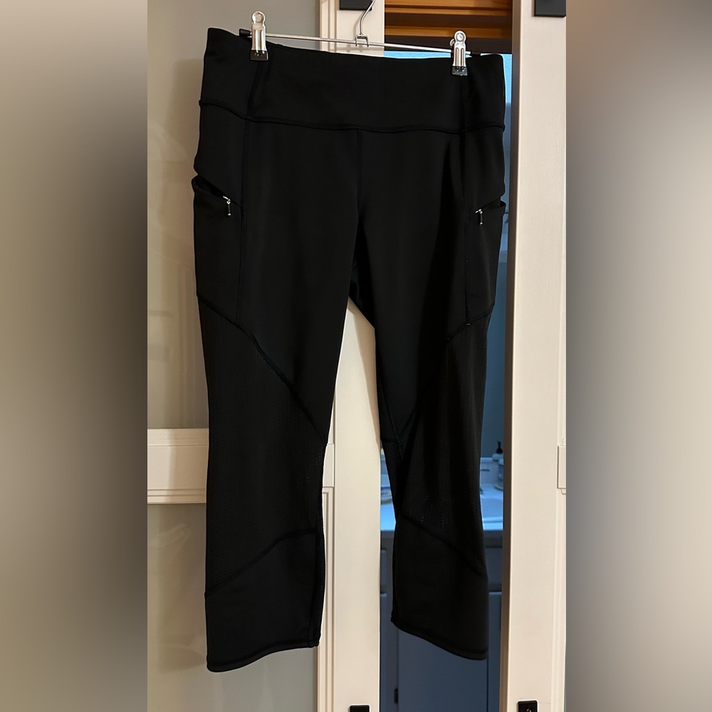 Athleta Black Mesh Contender Capri Leggings Women’s Size Medium